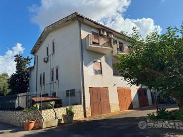 2 LOCALI A CARINI