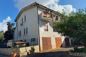 2 LOCALI A CARINI