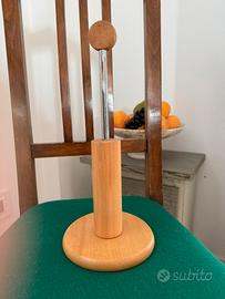 Portarotolo da cucina in legno di faggio.