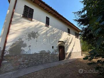 Rustico / Casale di 223 m² con più di 5 locali e b