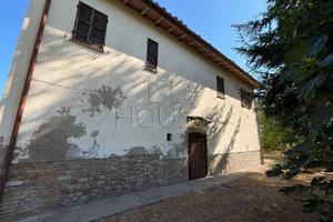 Rustico / Casale di 223 m² con più di 5 locali e b