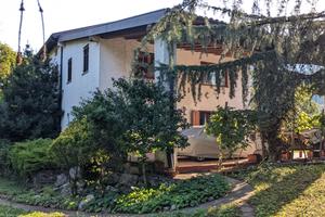 Casa in pietra caratteristica vicino a