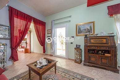 Uta - Rifinita indipendente con ampio cortile