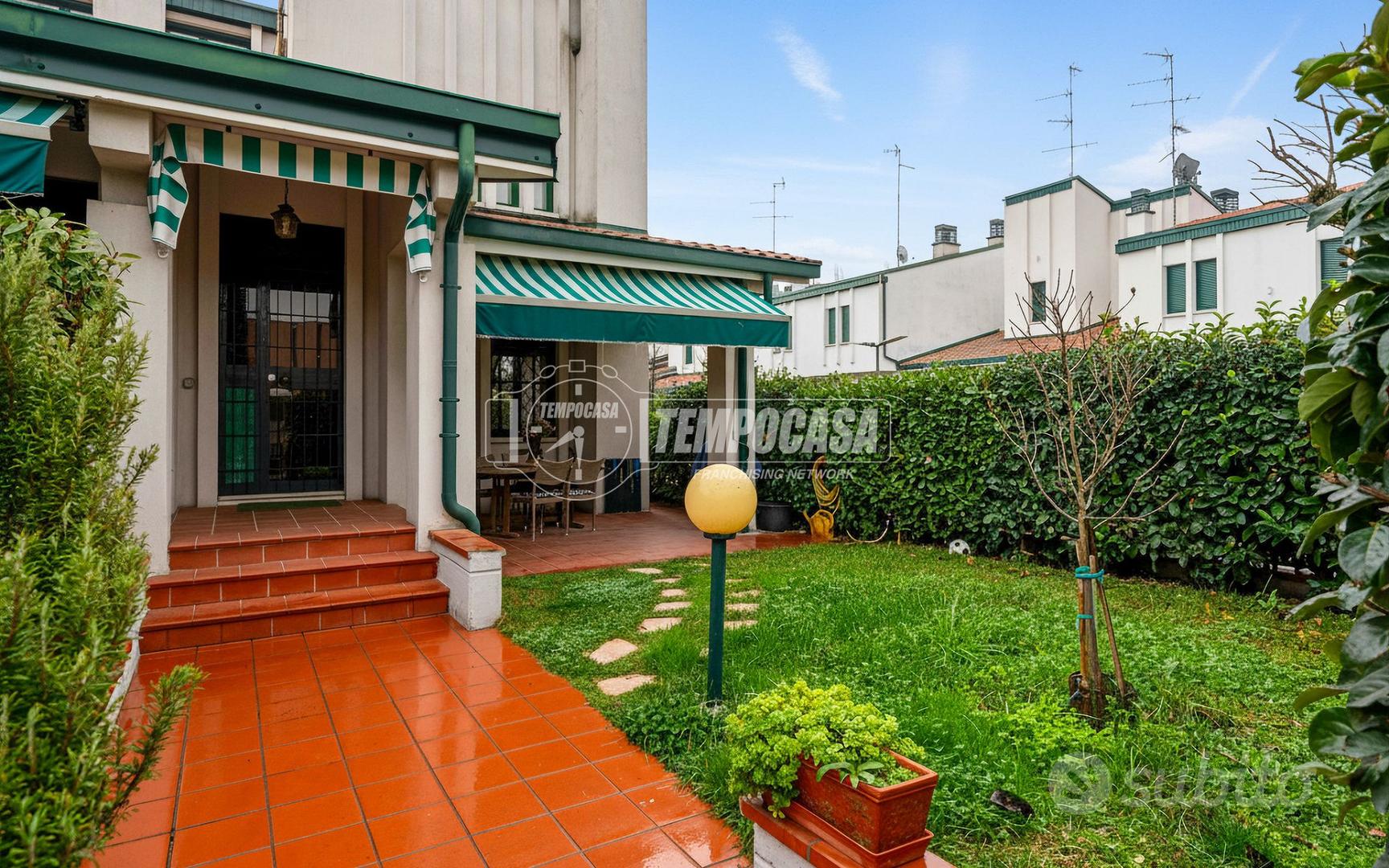 VILLA DI TESTA IN ZONA PARCO CON GIARDINO PRIVATO, - Vista 2