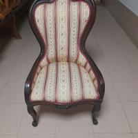 poltroncina d'epoca in legno e tessuto