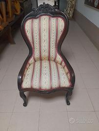 poltroncina d'epoca in legno e tessuto