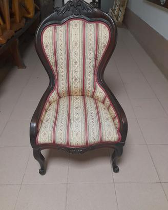 poltroncina d'epoca in legno e tessuto
