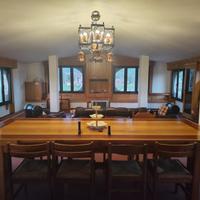 Tavolo in legno massello intarsiato