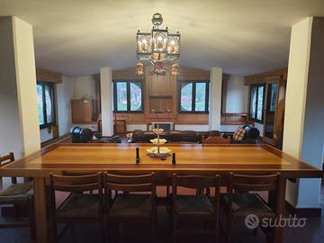 Tavolo in legno massello intarsiato