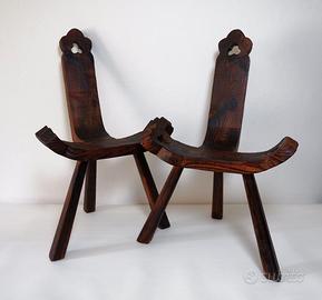 Coppia Sedie Tripodi Rustiche in Legno Intagliato