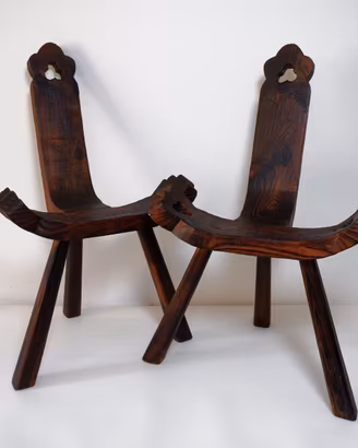 Coppia Sedie Tripodi Rustiche in Legno Intagliato