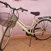 Bici da città con cestino e portapacchi – usata