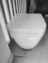 wc a filo muro