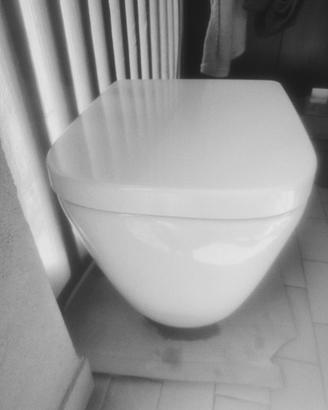 wc a filo muro
