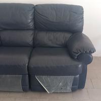 Divano pelle 2 posti con poggia piedi estraibile