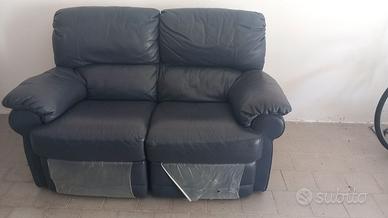Divano pelle 2 posti con poggia piedi estraibile