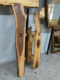 Due tipi di appendiabiti in legno artigianali