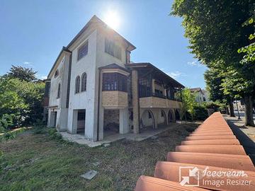 Villa di 345 m² con più di 5 locali e box auto dop