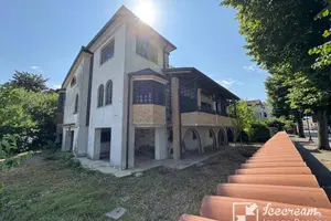Villa di 345 m² con più di 5 locali e box auto dop
