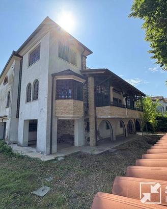 Villa di 345 m² con più di 5 locali e box auto dop