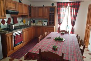 Terratetto su tre piani e pertinenze a piano terra