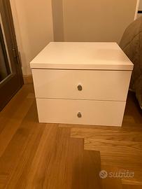 Comodini bianchi opachi