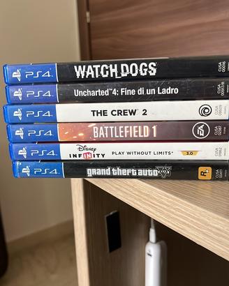 PS4 perfettamente funzionante + controller + games