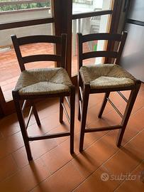 Coppia sgabelli in legno con seduta in paglia