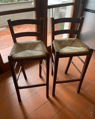 Coppia sgabelli in legno con seduta in paglia