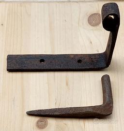 Antica cerniera in ferro battuto