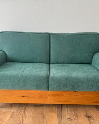 Divano verde in legno