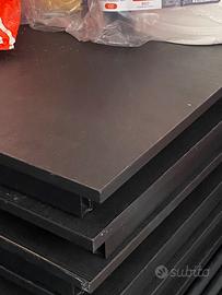 Sedie e tavoli alti.