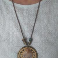 Collanina con ciondolo a forma di conchiglia 