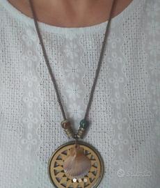 Collanina con ciondolo a forma di conchiglia 