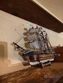 Barca a vela in legno