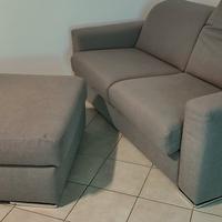 divano 2 posti con pouf 