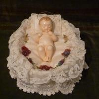 Bambino Gesù con fiori in cera
