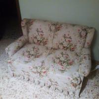 Divano letto con lampadario coordinato e materasso