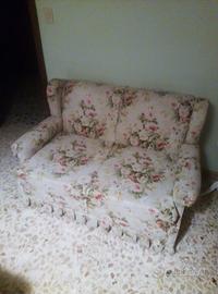 Divano letto con lampadario coordinato e materasso