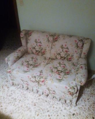 Divano letto con lampadario coordinato e materasso