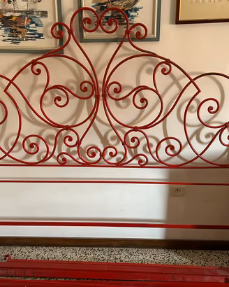 Letto matrimoniale in ferro battuto.