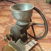 Antico Macinacaffè a volano in ghisa