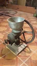 Antico Macinacaffè a volano in ghisa