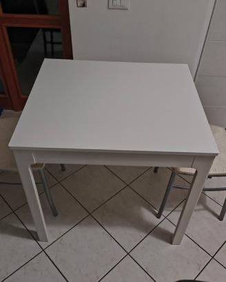 Tavolo allungabile e due sedie