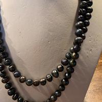 Collana di perle nere