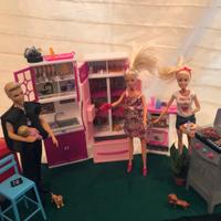 Cucina barbecue con 2 barbie e un ken