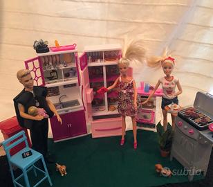 Cucina barbecue con 2 barbie e un ken