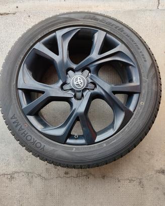 cerchioni e gomme da neve per Toyota CHR .  