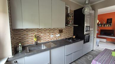 CUCINA CON ELETTRODOMESTICI