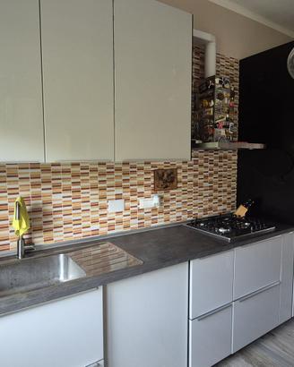 CUCINA CON ELETTRODOMESTICI